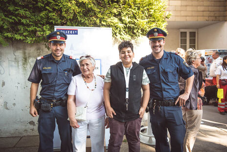 BesucherInnen machen ein Foto mit den Grätzlpolizisten.