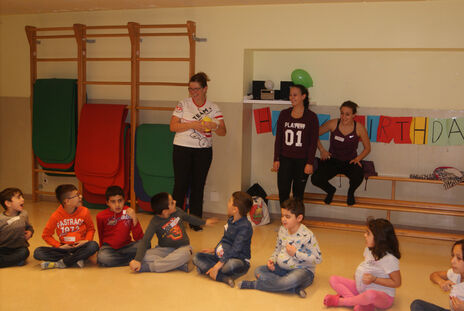 Am Boden sitzende Kinder in einer Turnhalle im BewohnerInnen-Zentrum Bassena 10.