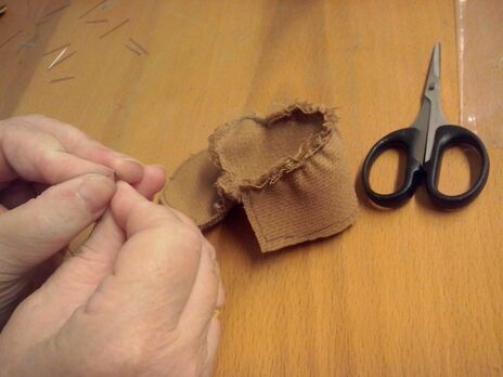 Detailarbeit beim Nähen der Teddybären