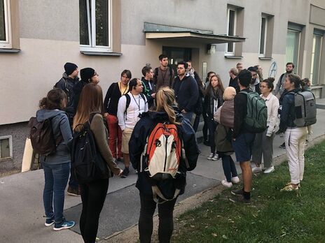 StudentInnen der Universität bei der Führung durch den Theodor-Körner-Hof