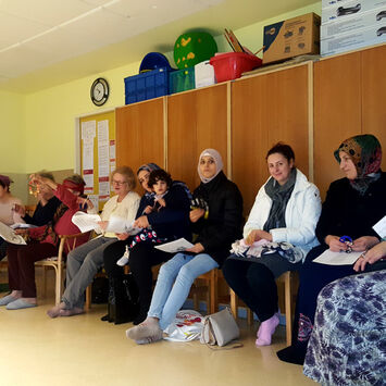 TeilnehmerInnen bei Nikolofeier im BewohnerInnen-Zentrum Bassena 10