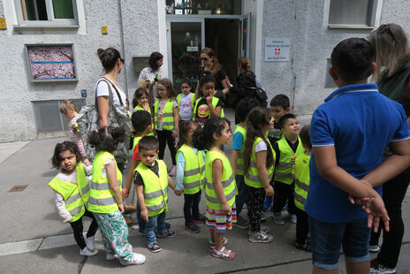 Kindergruppe vor der Schule