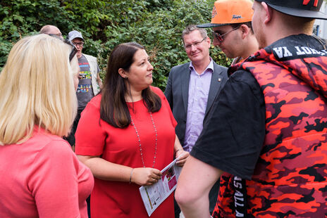 Wohnbaustadträtin Kathrin Gaal im Gespräch mit BesucherInnen 