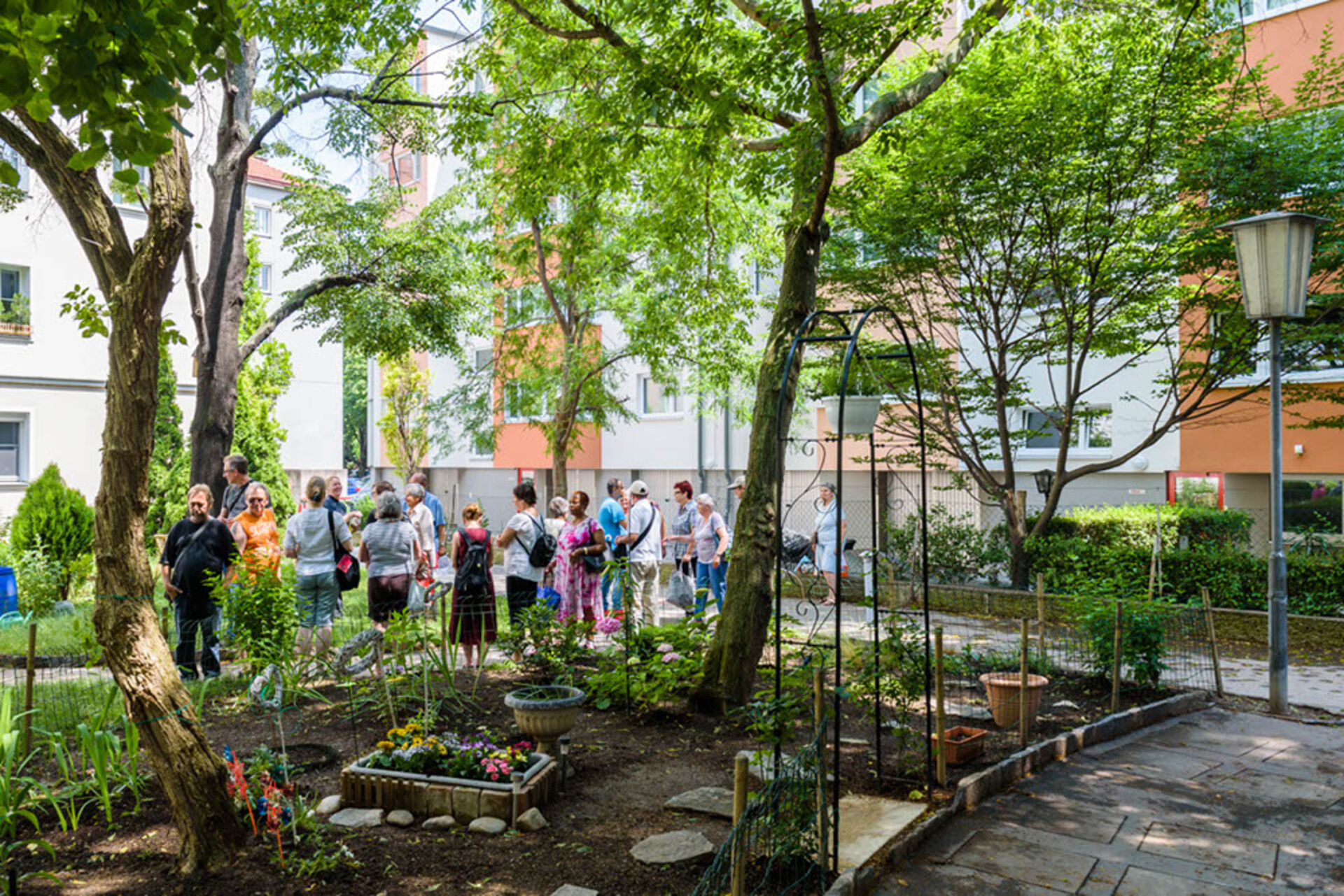 Die Gartenpracht wird von den BesucherInnen bestaunt.