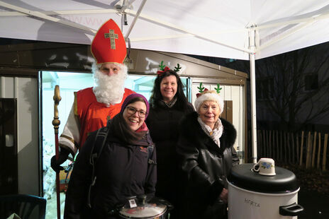 Besucherinnen mit Nikolo beim Maronifest