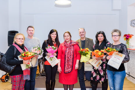 wohnpartner-Teamleiterin Elena Resch mit ausgezeichneten BesucherInnen
