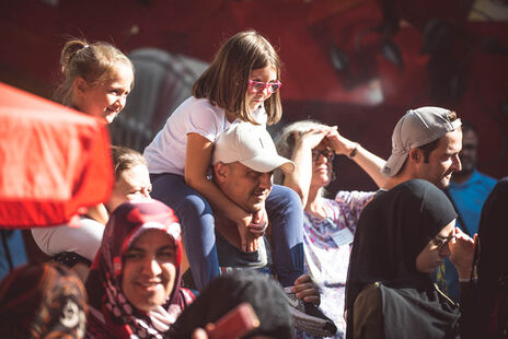 Viele BesucherInnen genießen das tolle Programm am Familenfest.