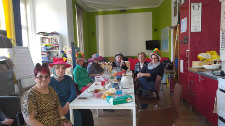 Frauenrunde beim Faschingsfest