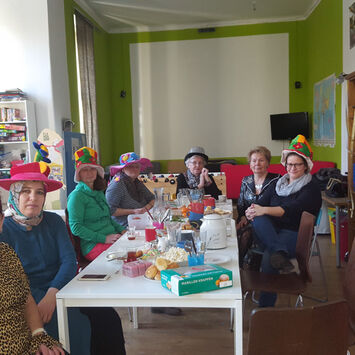 Frauenrunde beim Faschingsfest