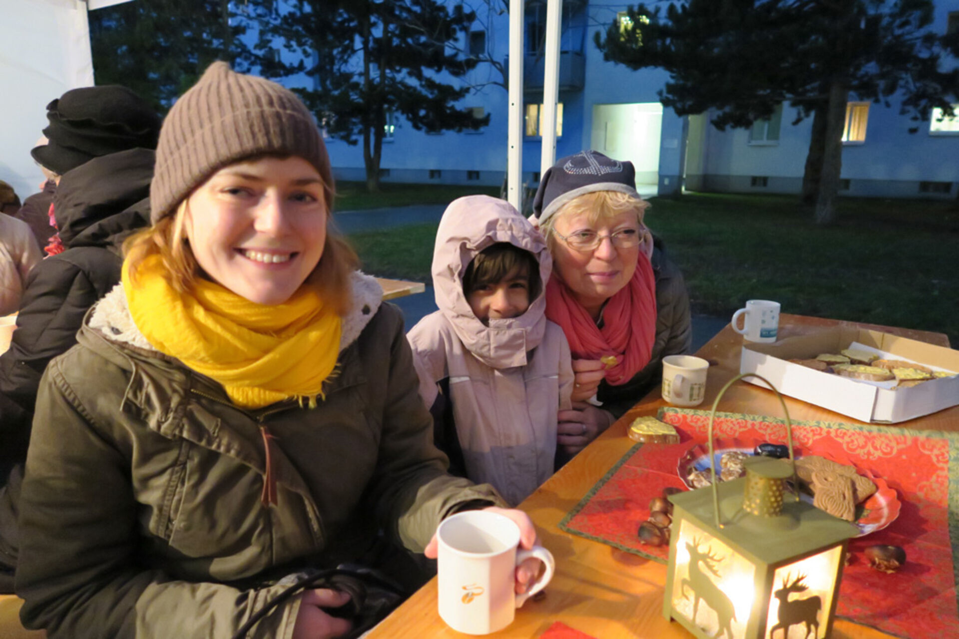 Besucherinnen beim Maronifest