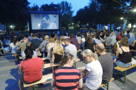 Es wird dunkel - gegen Ende des Films wurde es dunkel und noch immer sind alle Sitzplätze besetzt.