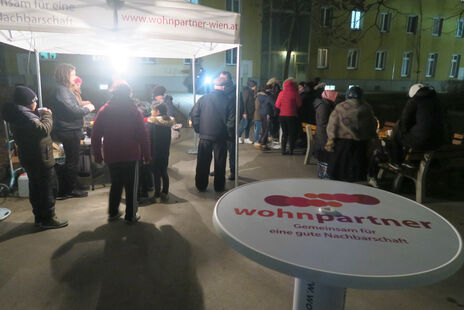 BesucherInnen beim Punsch im Otto-Gratzl-Hof