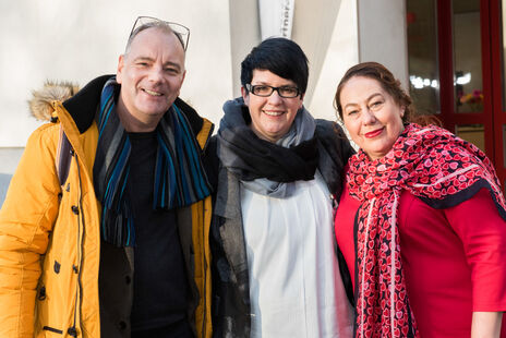 wohnpartner-Mitarbeiterinnen mit Besucher