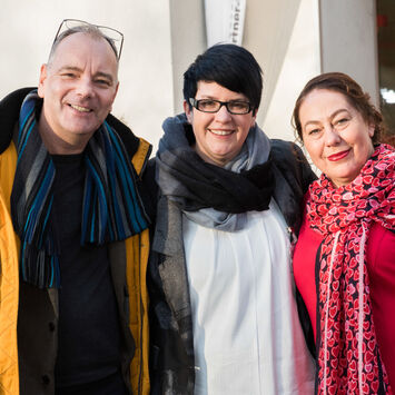 wohnpartner-Mitarbeiterinnen mit Besucher