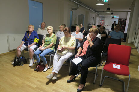 Mieterbeiräte beim Meeting am Albin-Hirsch-Platz