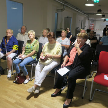 Mieterbeiräte beim Meeting am Albin-Hirsch-Platz