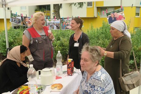 BewohnerInnen im Gespräch mit VertreterInnen diverser Organisationen