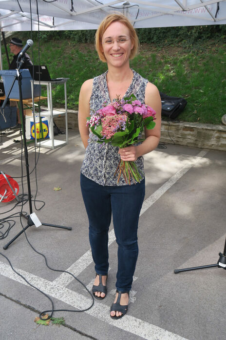 Besucherin mit Blumenstrauß