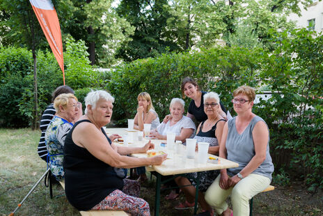 BewohnerInnen im Gespräch mit ihren NachbarInnen