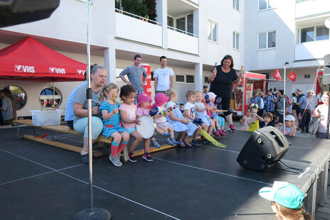 Kinder führen ein Musikstück vor.