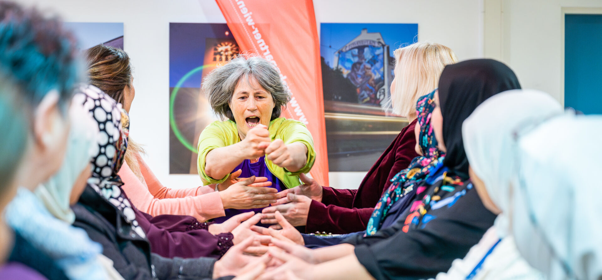 Teilnehmerinnen eines Workshops üben gemeinsam Selbstbehauptung und Körpersprache.