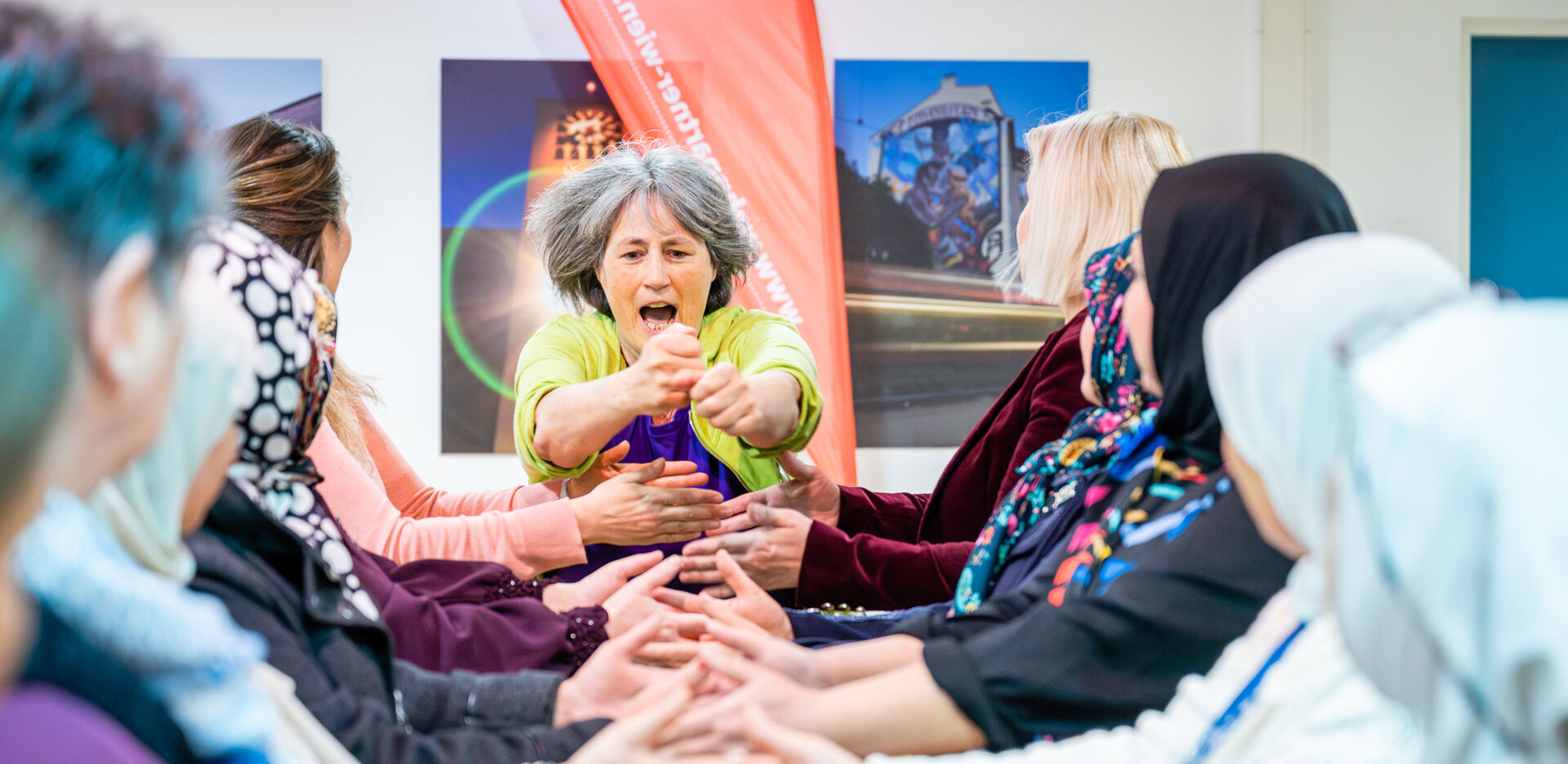 Teilnehmerinnen eines Workshops üben gemeinsam Selbstbehauptung und Körpersprache.