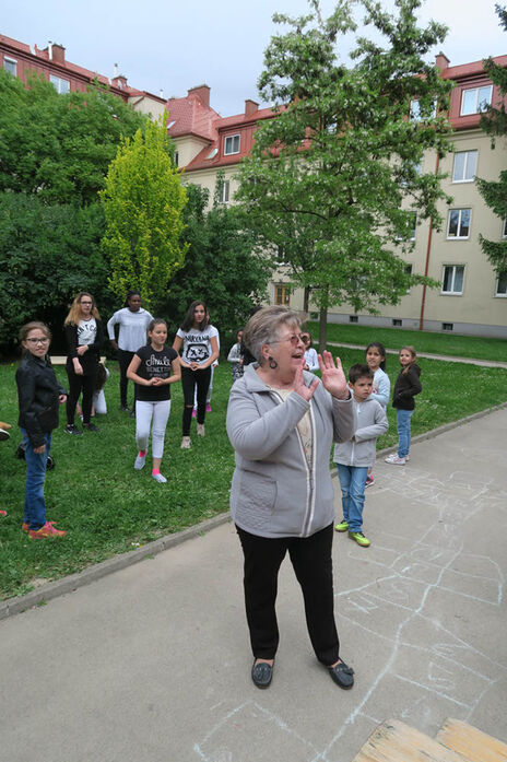 Die Tanzvorführung der Mädchen wird angekündigt.