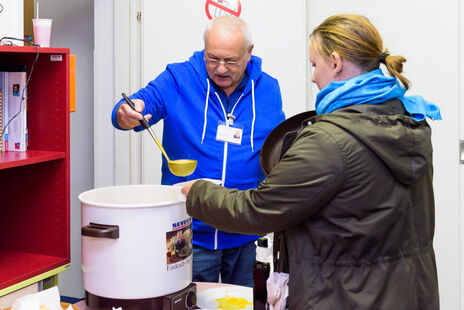 Selbstgemachte Kürbissuppe für die BesucherInnen