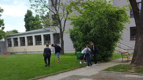 SchülerInnen sammeln am Aktionstag Müll