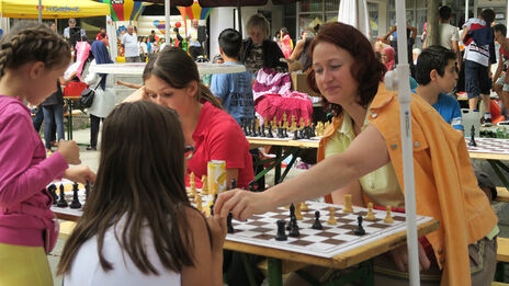 BesucherInnen spielen Schach.