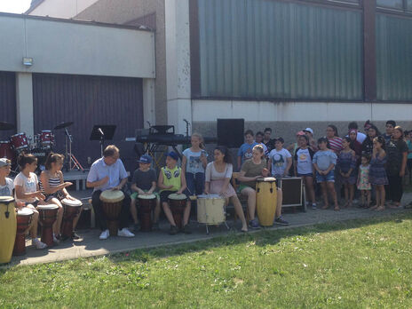 Die Musikklassen, Schulchöre und SchülerInnen und LehrerInnen-Bands traten am Schulsportplatz auf - der Auftritt der Trommler.