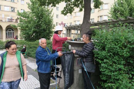 BewohnerInnen beim Garteln im Reumannhof