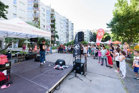 Auftritt einer Sängerin beim Fest