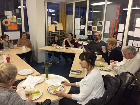 Gemeinsames Essen im BewohnerInnen-Zentrum Steinergasse