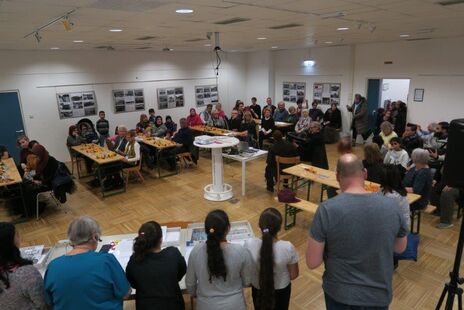 Präsentation in großem Raum des Karl-Wrba-Hof mit Kindern und Erwachsenen