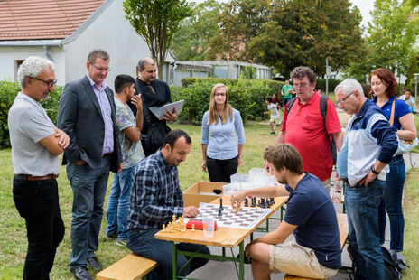 BesucherInnen beim Schachspiel