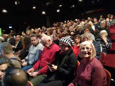 GemeindebaubewohnerInnen bei einer Vorstellung im Rabenhoftheater