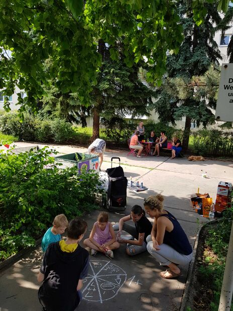 Nach getaner Arbeit entspannten sich die BewohnerInnen im Schatten