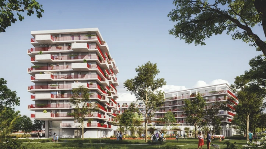Mehrstöckige moderne Wohngebäude mit großen Balkonen und roten Akzenten umgeben von Bäumen und einer Wiese mit mehreren Personen