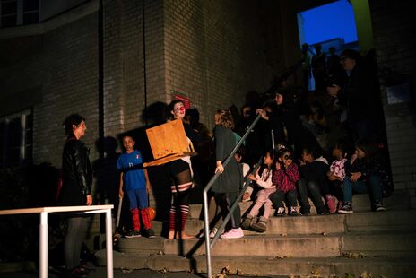 Clown-Aufführung lockte viele BesucherInnen