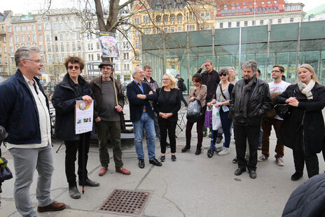 Die TeilnehmerInnen treffen den Künstler und Musikerkollegen Bernhard Rabitsch auf der Falcostiege bei der Kettenbrückengasse. 