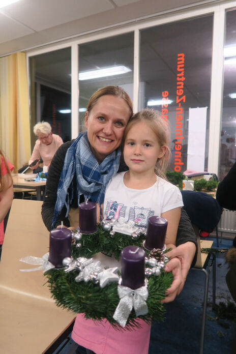 Mit viel Spaß dabei: Groß und Klein beim Adventkranzbinden