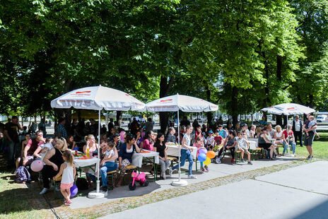 Alle Sitzplätze sind bei strahlendem Sonnenschein belegt.