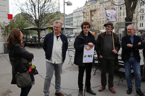 Die TeilnehmerInnen treffen den Künstler und Musikerkollegen Bernhard Rabitsch auf der Falcostiege bei der Kettenbrückengasse. 