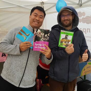 Besucher mit Büchern beim Bücherkabinen-Fest in der Per-Albin-Hansson-Siedlung