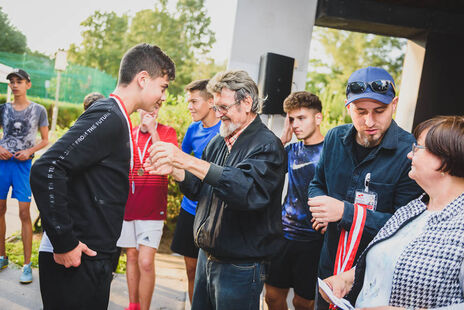 Den Gewinnern des Fußballturniers wird gratuliert.