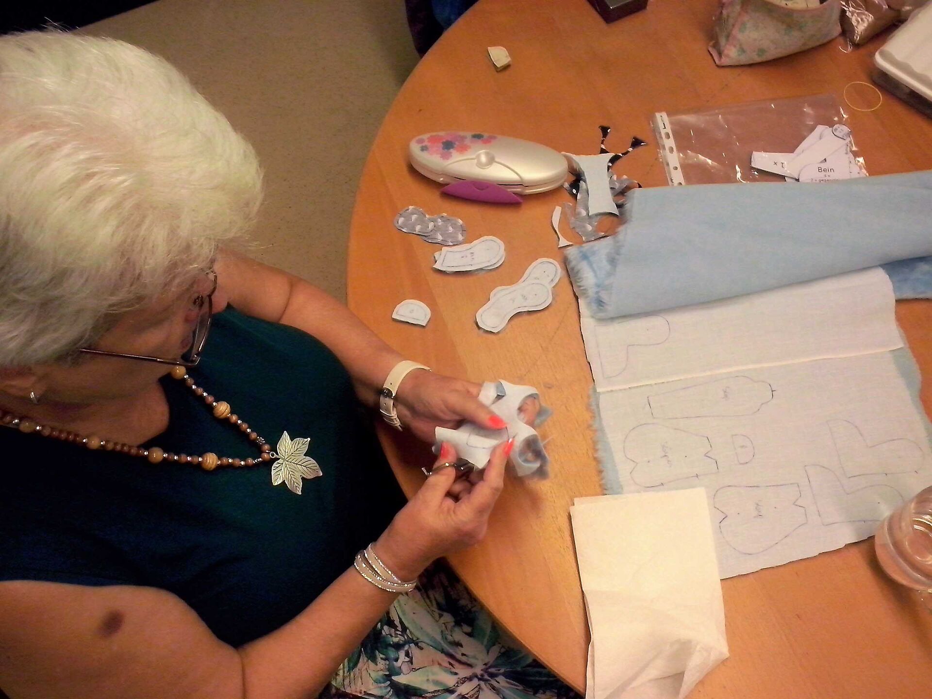 Aus Einzelteilen basteln die TeilnehmerInnen kleine Teddybären