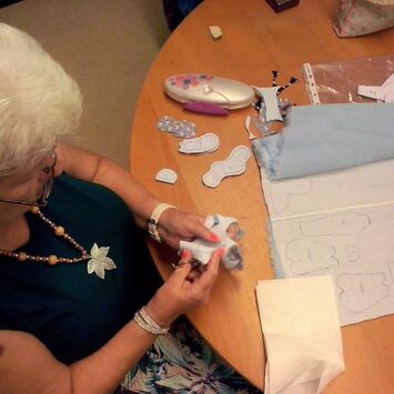 Aus Einzelteilen basteln die TeilnehmerInnen kleine Teddybären