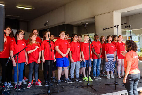 Ein Kinderchor tritt auf.