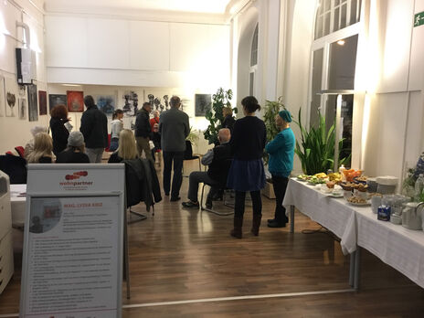 Vernissage mit vielen Besucherinnen und Besuchern